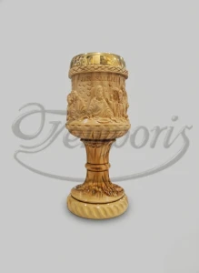 Kielich z drewna oliwnego grawerowany