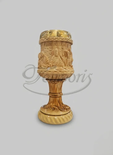 Kielich z drewna oliwnego grawerowany