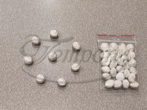 Guziki do sutanny z nici białe