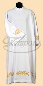 Alba kapłańska biała z haftem 32